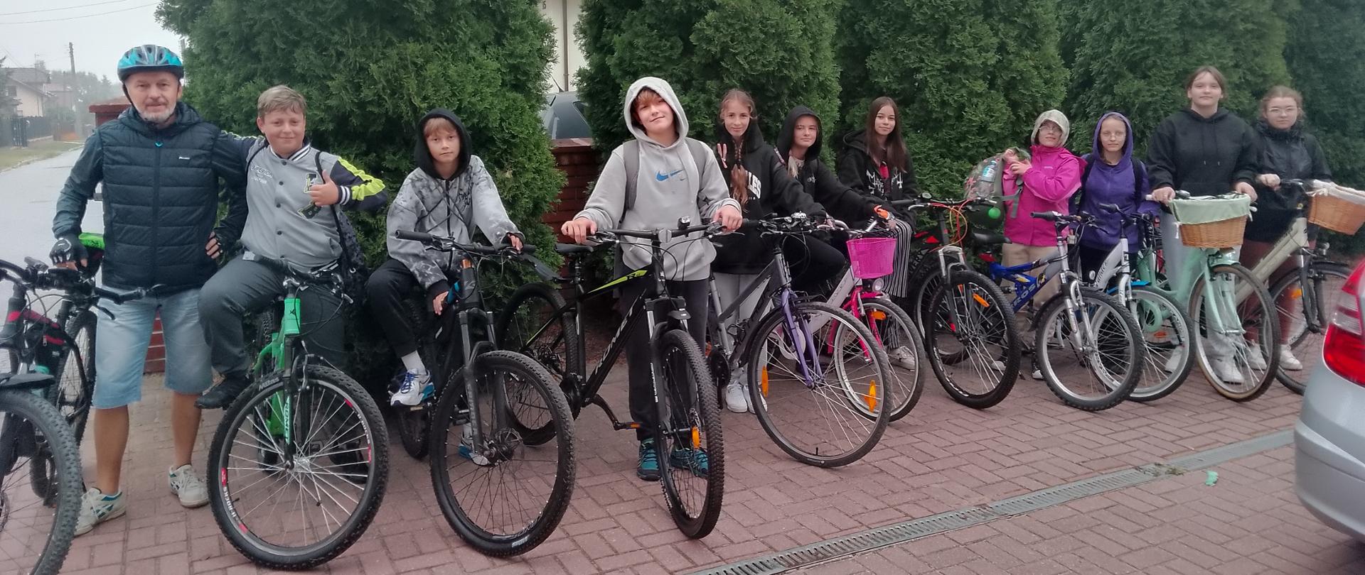 dzieci na rowerach