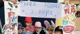 Dzieci z oddziału przedszkolnego (gr. 3-4 latki) świętują Międzynarodowy Dzień Postaci z Bajek.