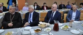 Uczestnicy spotkania siedzą za stołem