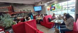 W pizzerii - uczestnicy w trakcie spożywania posiłku