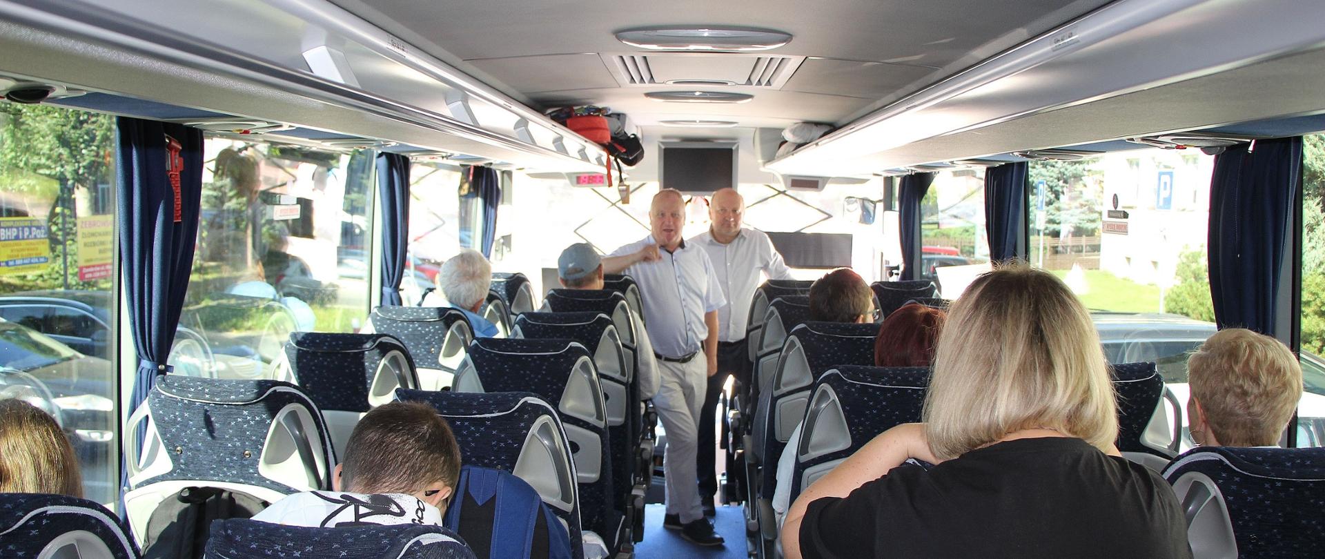 zdjęcie w autobusie z organizatorami i uczestnikami wyjazdu pn. „Dzień Rodzicielstwa Zastępczego - Razem Silniejsi”