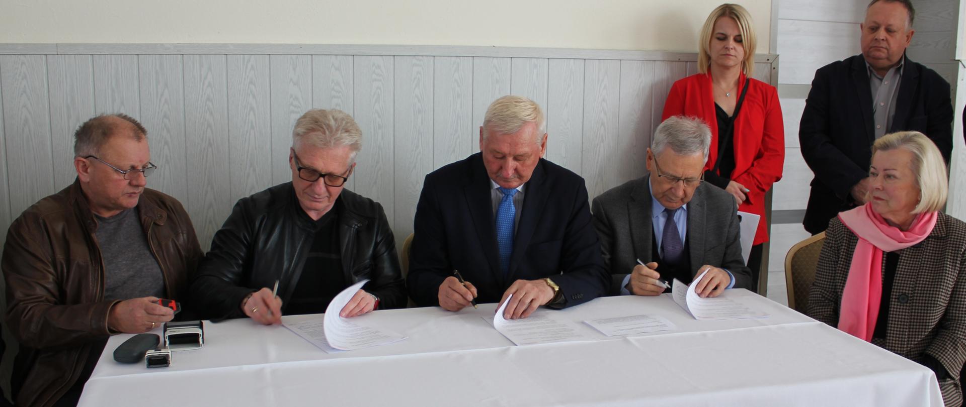 podpisanie umowy na przebudowę drogi w Zawadce Osieckiej i Osieku Jasielskim
