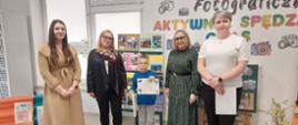 Nagrodzone dzieci - uczestnicy konkursu pozują do zdjęcia wraz Dyrekcją i nauczycielami