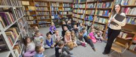 Zdjęcie przedstawia uczniów klas O-III w Bibliotece Pedagogicznej w Pułtusku, podczas zajęć z okazji Dnia Pluszowego Misia.