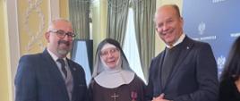 Uroczystej dekoracji siostry Donaty brązowym Krzyżem Zasługi w imieniu Prezydenta RP dokonał Wojewoda Mazowiecki Konstanty Radziwiłł