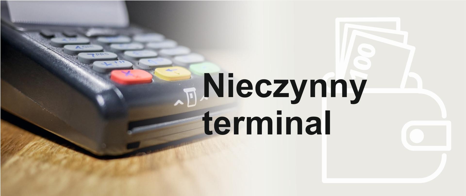 Na zdjęciu widać terminal płatniczy leżący na blacie. Jest pokazany z bliska, z widocznymi przyciskami klawiatury. Po prawej stronie grafiki znajduje się napis „Nieczynny terminal” oraz prosta ikona portfela z banknotami. Całość sugeruje, że płatności kartą są chwilowo niedostępne