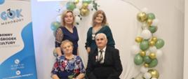 ZŁOTY JUBILEUSZ PAR MAŁŻEŃSKICH - JUBILACI WRAZ Z PANIĄ WÓJT ORAZ Z-CĄ KIEROWNIKA URZĘDU STANU CYWILNEGO PANIĄ EWELINĄ GROTKOWSKĄ