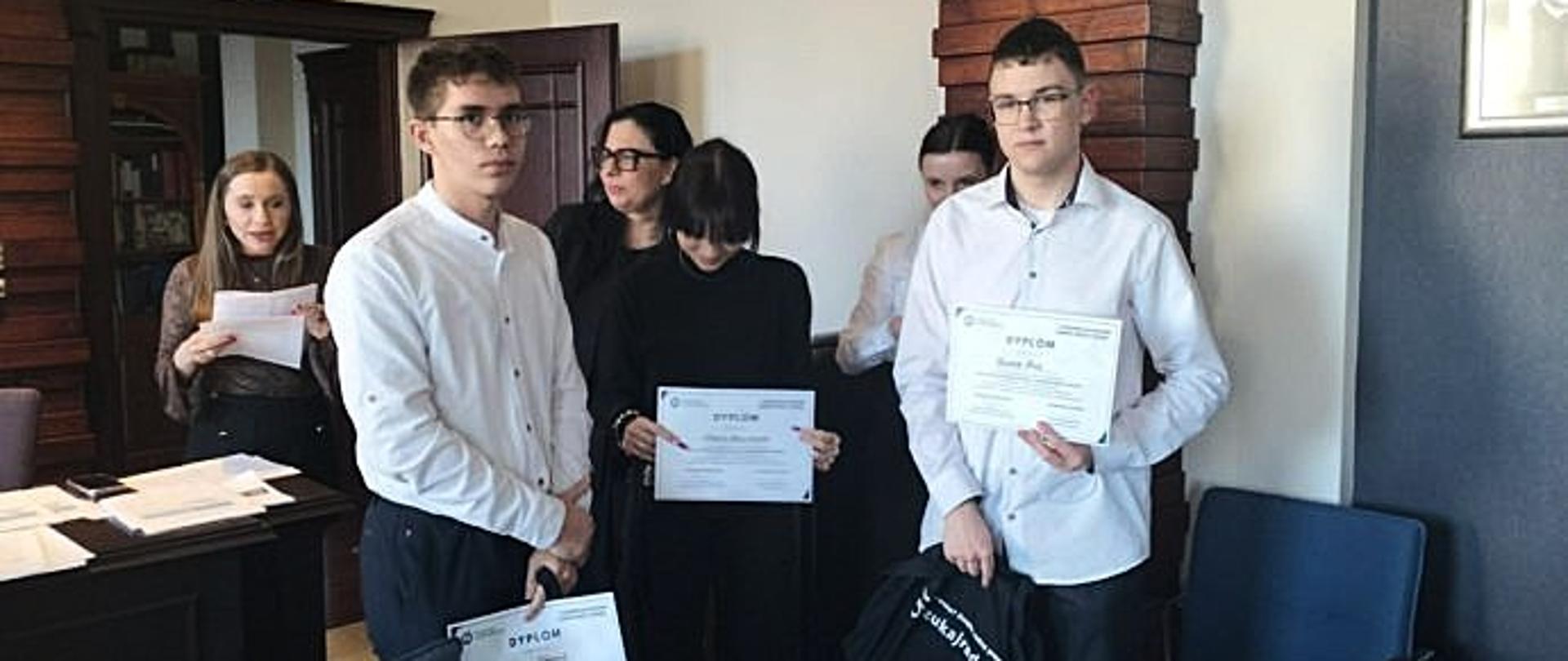 Szymon Tomczuk i Bartłomiej Żoch - zwycięzcy etapu okręgowego XI edycji Ogólnopolskiej Akademii – Konkursu Wiedzy o Prawie