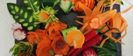 Dekoracja wykonana za owoców i warzyw wykonana za pomocą carvingu