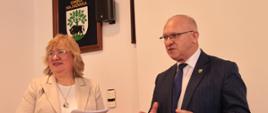 Starosta Hajnowski i Dyrektor Powiatowego Centrum Pomocy Rodzinie w trakcie wręczania podziękowań rodzicom zastępczym i opiekunom