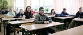 Uczniowie siedzą w ławkach, za chwilę rozpoczną część teoretyczną