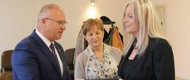 Starosta składa dyrektorom i nauczycielom podziękowania, wręczając list gratulacyjny