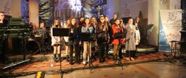 Szkolny chór śpiewa w czasie Finałowego Koncertu Kolęd i Pastorałek w Kościele pw. Świętego Jana Chrzciciela w Książnicach.