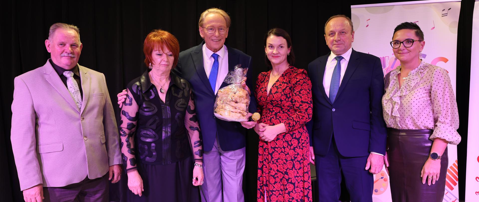 Wspólne zdjęcie Wójta Gminy Jabłonna Lacka, Przewodniczącego Rady Gminy, Dyrektor Delegatury w Siedlcach, Dyrektor Samorządowego Centrum Kulturalno-Społecznego oraz Barbary Gizińskiej z Jackiem Borkowskim podczas obchodów II Europejskiego Dnia Seniora w Jabłonnie Lackiej.
