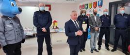 Starosta Kraśnicki Andrzej Rolla składa gratulacje laureatom konkursu "Bezpieczna Zima 2022".