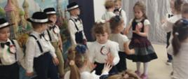 Dzień Kobiet - dzieci wykonują taneczny układ