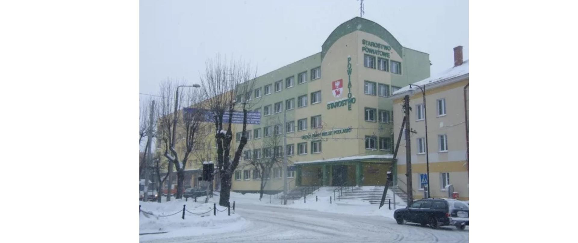 Starostwo Powiatowe w Bielsku Podlaskim - widok zimą