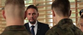 Moment wręczenia podziękowań laureatom