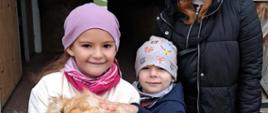 Dzieci i nauczycielka pozują do zdjęcia.