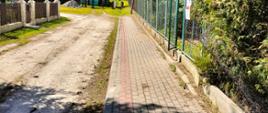 Chodnik do boisk sportowych przy Szkole Podstawowej w Siedliskach