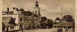 Fotografia archiwalna przedstawia widok na rynek, kościół i urząd w Tymbarku