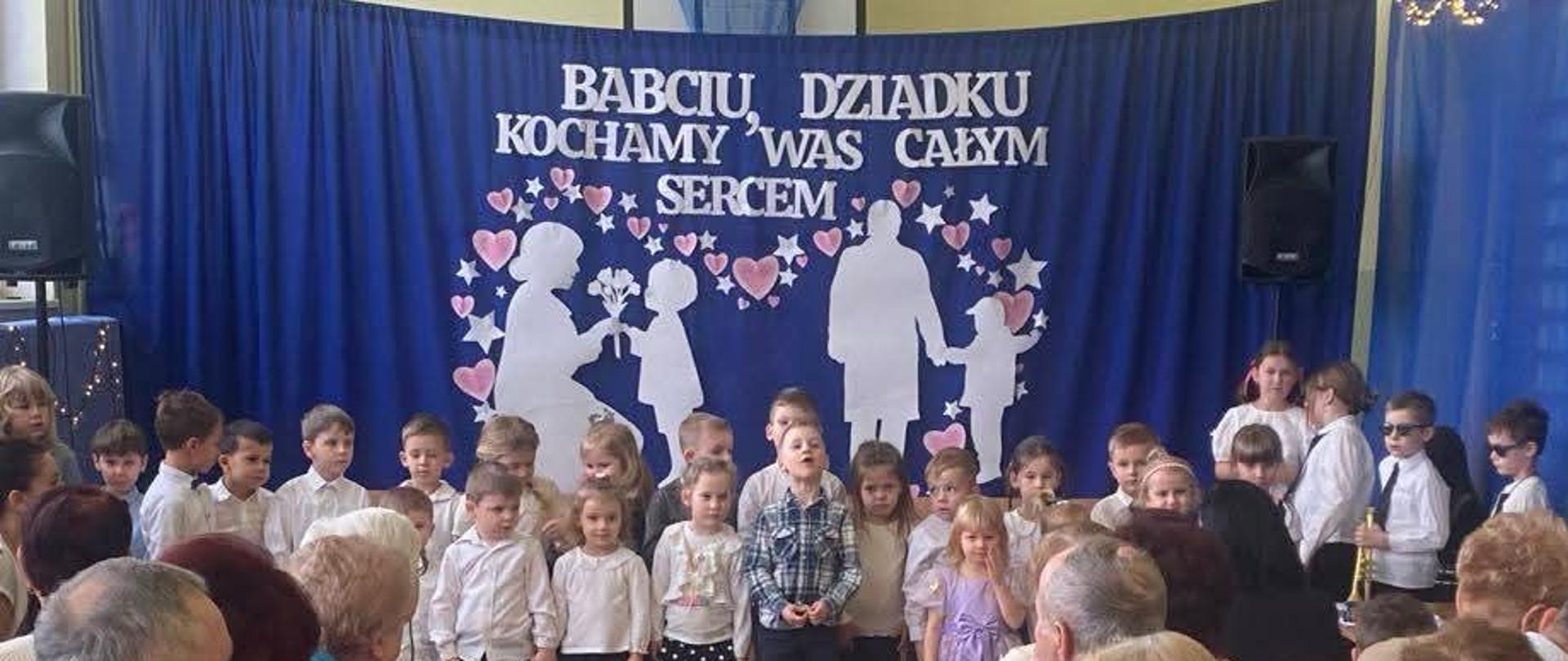 Przedszkolaki podczas występu z okazji Dnia Babci i Dziadka 