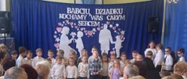 Przedszkolaki podczas występu z okazji Dnia Babci i Dziadka 
