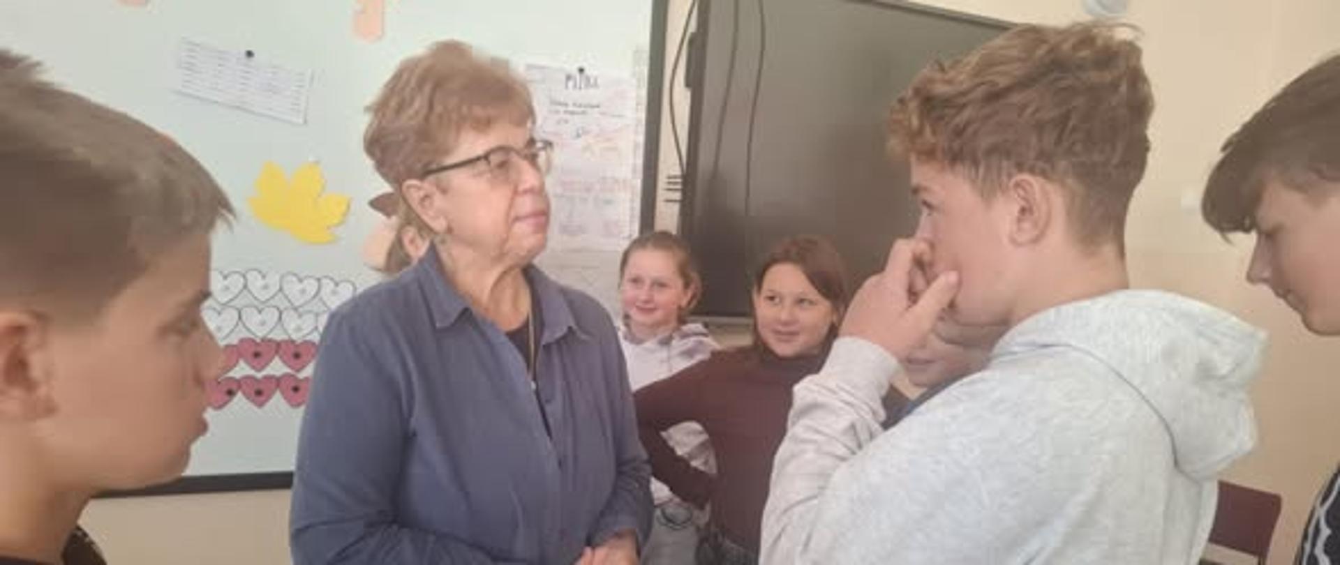 Autorka książek pani Celina Cempa rozmawia z uczniami