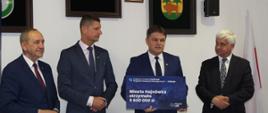 Poszczególni samorządowcy z terenu Powiatu Hajnowskiego odbierają promesy