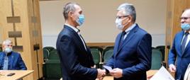 Przewodniczący Rady Powiatu gratuluje jednemu z laureatów 