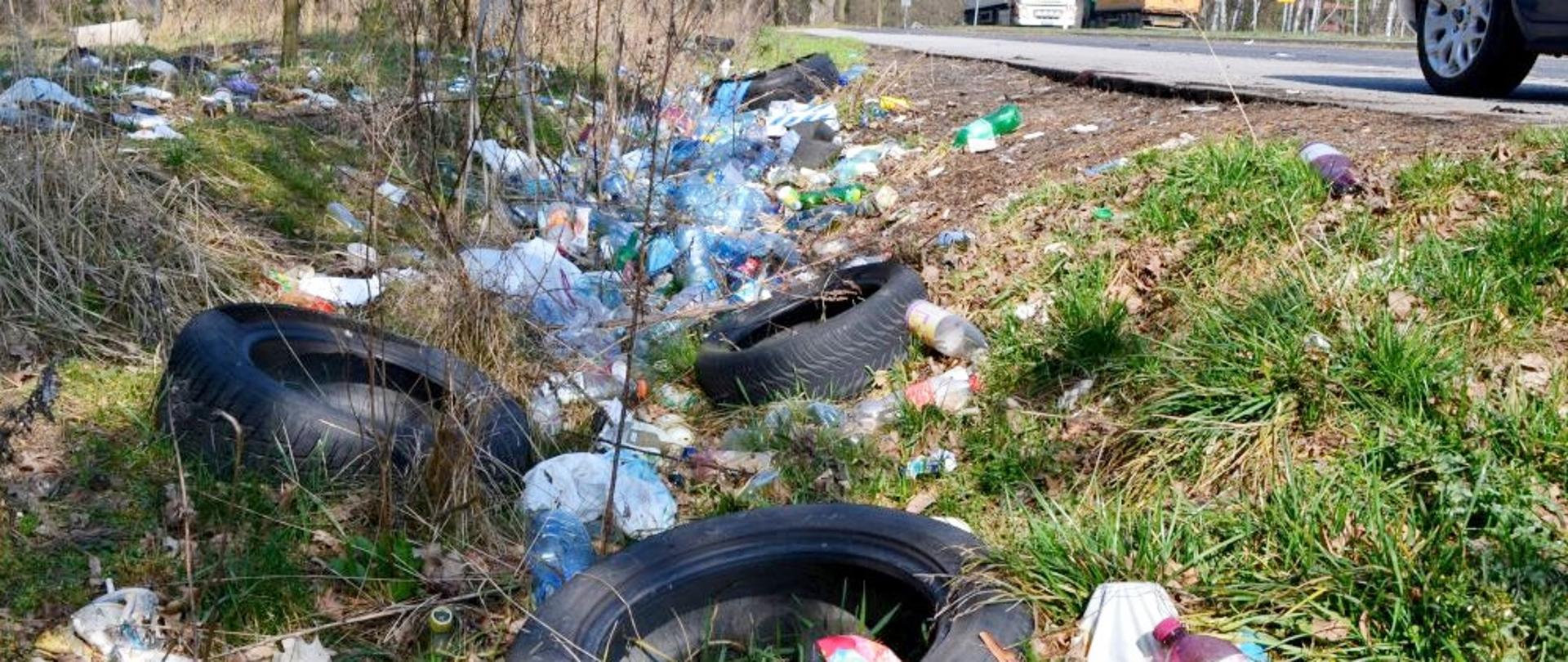 Śmieci w przydrożnych rowach to świadectwo braku kultury i rozsądku niektórych kierowców