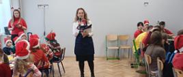 Zdjęcie przedstawia uczniów podczas prelekcji jednej z prowadzących warsztaty bożonarodzeniowe.