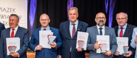 Nagrodzeni samorządowcy z przyznanymi statuetkami