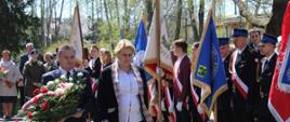Poszczególne delegacje składają kwiaty