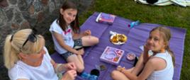 Dziewczynki grają w karty