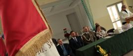 Przy stole prezydialnym siedzą zaproszeni goście, przemawia Dyrektor szkoły