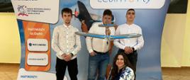 Uczniowie technikum z Panią Sylwią Bytnar w czasie konkursu