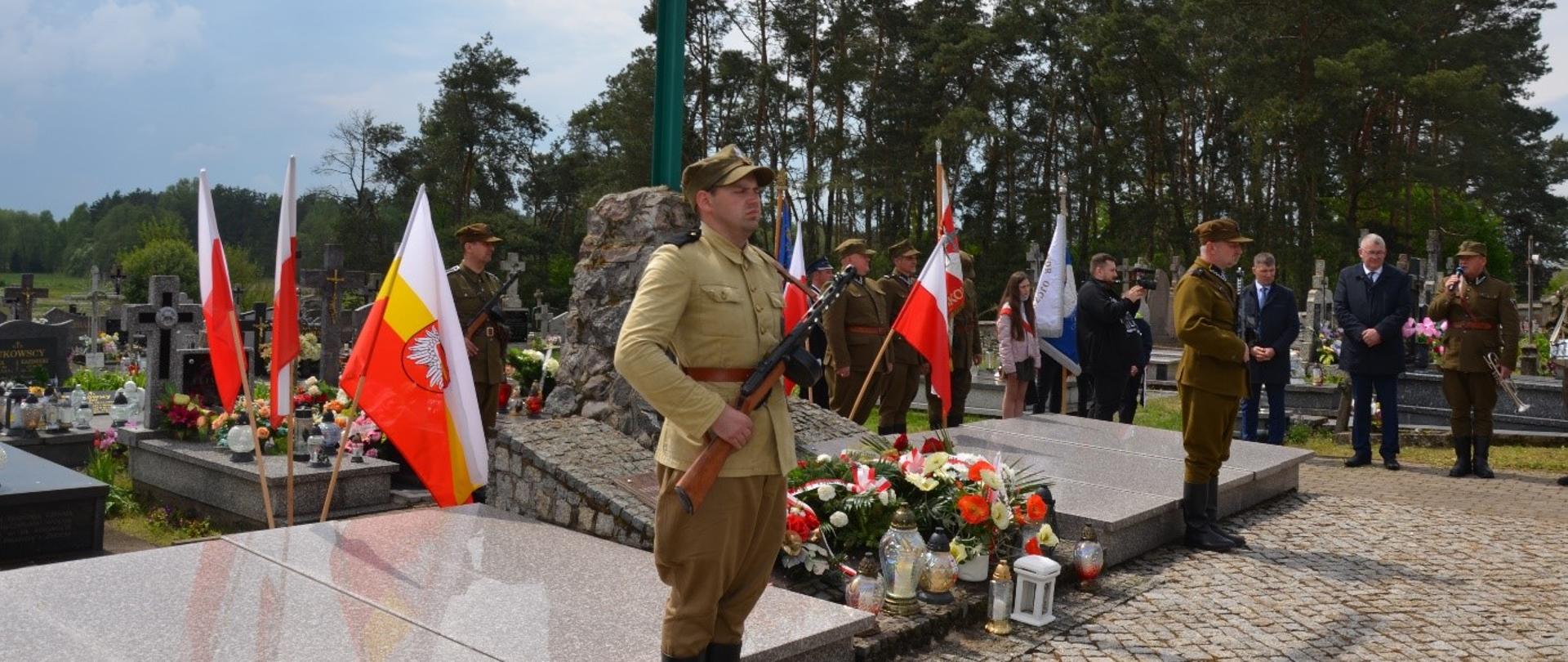 Pomnik poległych żołnierzy i partyzantów Armii Krajowej i Narodowych Sił Zbrojnych w Klichach.