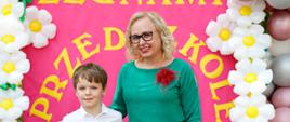 Dyrektor Ewelina Dorota Durzyńska pozuje do zdjęcia z absolwentami przedszkola