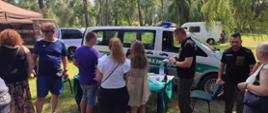 Mieszkańcy przy stoisku Straży Granicznej