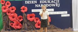 dziewczynka śpiewa