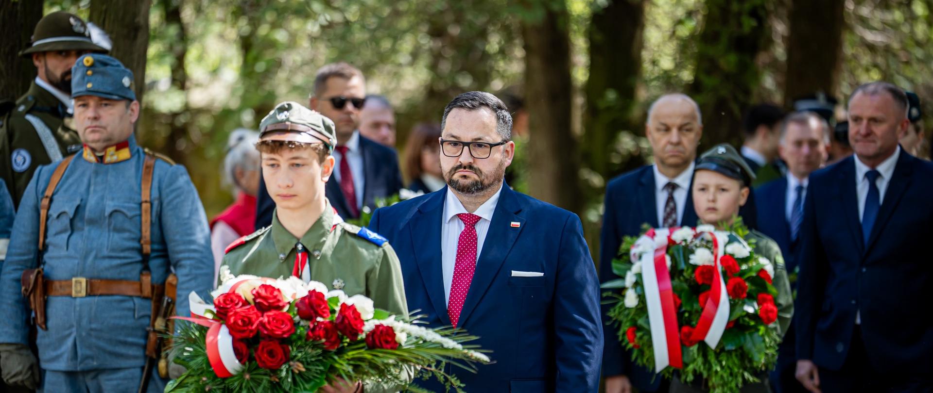 Starosta Gorlicki skłądający wiązankę kwiatów