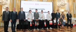 Finaliści konkursu z Hajnówki pozują z Organizatorami