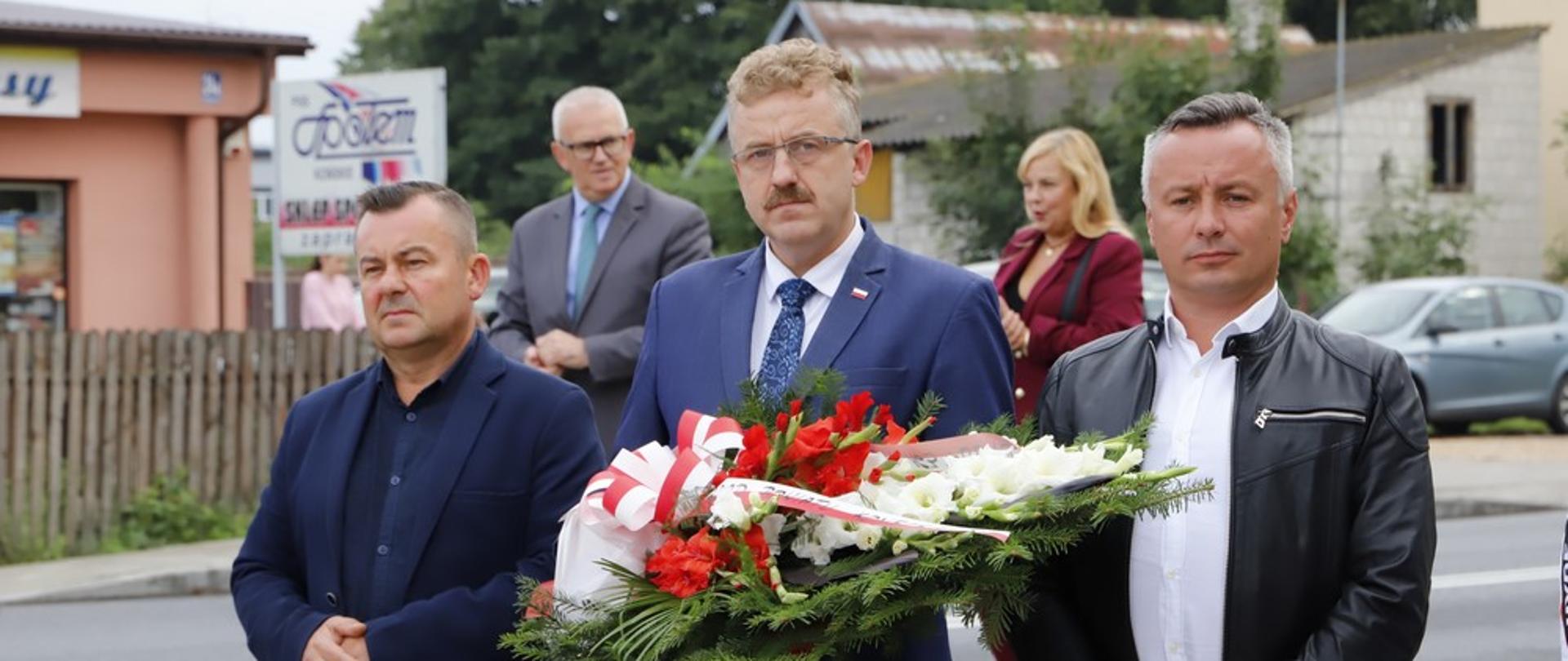 Delegacja Powiatu Koneckiego z wieńcem 