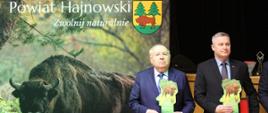 Dyrektor przedsiębiorstwa PRONAR Sergiusz Martyniuk pozuje z pamiątkową stauetką