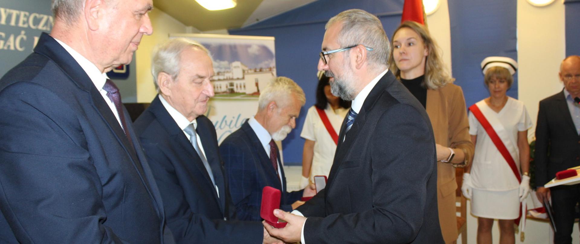 Były dyrektor przasnyskiego szpitala Jerzy Sadowski odznaczony medalem Gloria Prasnensis Terrae