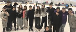 Uczniowie klas VI-VIII podczas wyjazdu na lodowisko