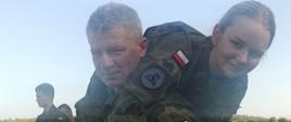 Nauczyciel i uczennica w trakcie ćwiczeń