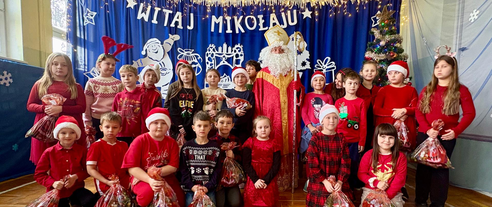 Uczniowie klas I-III podczas spotkania z Mikołajem