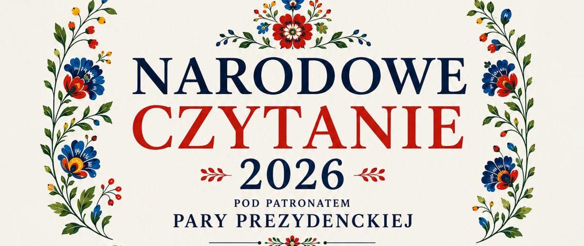 Plakat promujący Narodowe Czytanie 2026. W centrum znajdują się trzy kobiety w tradycyjnych strojach ludowych, wspólnie czytające książkę „Dziady” Adama Mickiewicza. Wokół widoczne są kwiatowe ornamenty. Plakat informuje o wydarzeniu 4 września 2026 r. o godz. 17:30 w Parku Miejskim w Starym Sączu przy ul. Staszica, z udziałem Kół Gospodyń i Gospodarzy Wiejskich. Na dole przedstawiono panoramę Starego Sącza oraz logotypy partnerów wydarzenia.